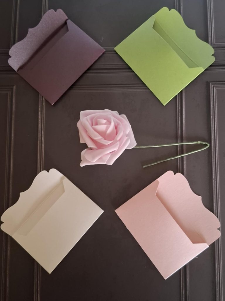 Mini sobres de colores.